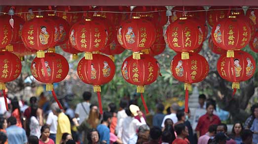 攜手相伴，為#沒(méi)有回家過(guò)年的他們#點(diǎn)贊~